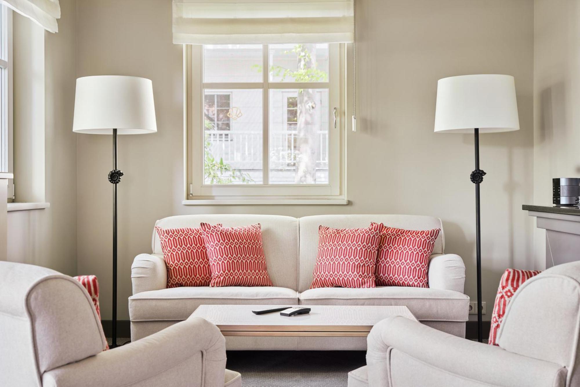 ชไตเกนแบร์เกอร์ ชตรันด์โฮเต็ล แอนด์ สปา ซิงสท์ Hotel ภายนอก รูปภาพ A living room with a sofa